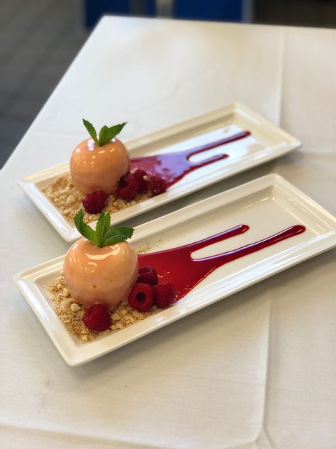 Profiteroles Plating, Bread Pudding Plating, Plating Salad Buah, Plated Desserts Ideas Presentation, Plating Puding, Fall Plated Desserts, Desert Presentation, Dessert Plate Decoration, Food Plating Design