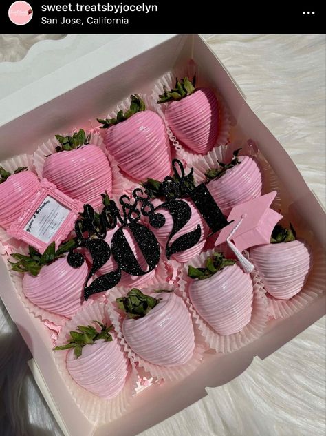 Strawberry Graduation Ideas, Chocolate Covered Strawberries Graduation, Graduation Treat Box Ideas, Grad Chocolate Strawberries, Graduation Strawberries Chocolate, Grad Strawberries, Summer Chocolate Covered Strawberries, Graduation Strawberry Ideas, Graduation Chocolate Covered Strawberry