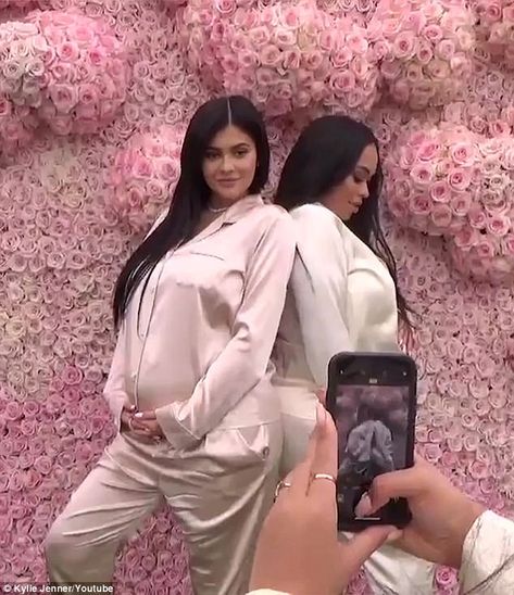 Kylie Jenner Baby Shower, Astroworld Concert, Celebrity Baby Showers, Celebrity Baby Pictures, Kily Jenner, Jeff Leatham, Baby Shower Snacks, Pink Pajama, Baby Daughter