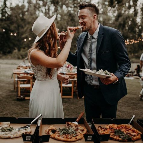 Para aqueles noivos que não dispensam uma pizza (nem no jantar do casamento!) 😍😋 Ph @photosbyblush . #marieeweddings #casamento… Pizza Truck Wedding, Pizza At Wedding, Bruschetta Party, Buffet Pizza, Micro Elopement, Backyard Pizza Party, Wedding Food Bars, Pizza Wedding, Pizza Truck