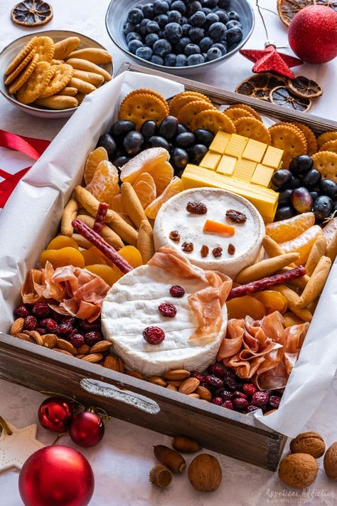 Festive Food Boards, Xmas Board Ideas, Winter Food For Party, Soup Boards, Cute Christmas Charcuterie Board, Christmas Cheese Charcuterie Board, Christmas Party Trays Ideas Food Platters, Christmas Sharcudery Board, January Charcuterie Board Ideas