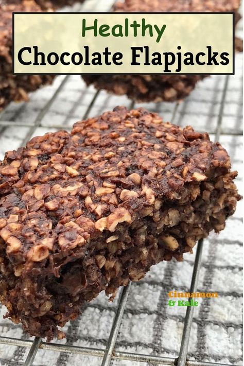 Healthy chocolate flapjacks on a wire rack Healthy Flapjack Recipe Low Calorie, Banana Flapjack Recipe Healthy, Homemade Flapjacks Recipes, Healthy Flapjacks Low Calorie, Chocolate Flapjack, Banana Flapjack, Brekkie Ideas, Healthy Flapjack, Protein Flapjacks