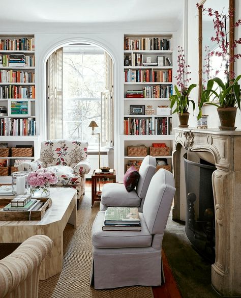 Feminine Living Room, Arched Doorway, Home Library Design, Design Salon, Classic Home Decor, Interior Design Magazine, Classic Interior, A Living Room, Contemporary Living Room