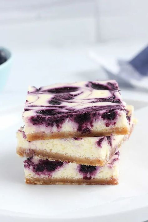 Easy Blueberry Cheesecake, Lemon Blueberry Cheesecake Bars, Huckleberry Cheesecake, Huckleberry Recipes, Cheesecake Bars Easy, Perfect Cheesecake, Blueberry Cheesecake Bars, Blueberry Cheesecake Recipe, No Bake Blueberry Cheesecake