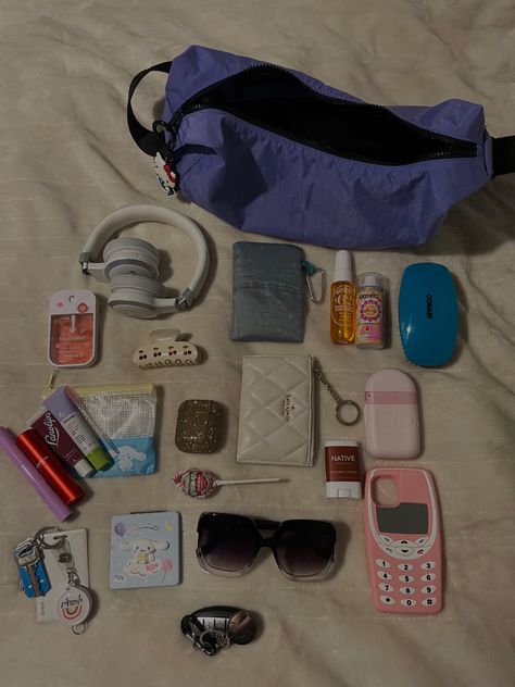 What’s In My Baggu Bag, What's In My Baggu, Whats In My Baggu Crescent Bag, What’s In My Baggu, Baggu Bag Aesthetic, Baggu Crescent Bag Aesthetic, Baggu Crescent Bag Outfit, Baggu Crescent Bag, Purse Must Haves