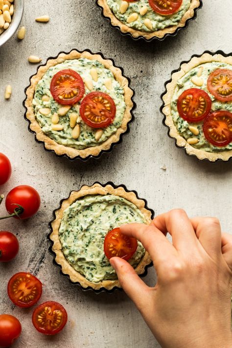 vegan quiche tarts prep Vegan Savoury Tart, Vegan Mini Quiche, Vegan Quiche Recipes, Quiche Tarts, Vegan Edibles, Pies Savory, Egg Quiche, Quiche Vegan, Vegan Brunch Recipes