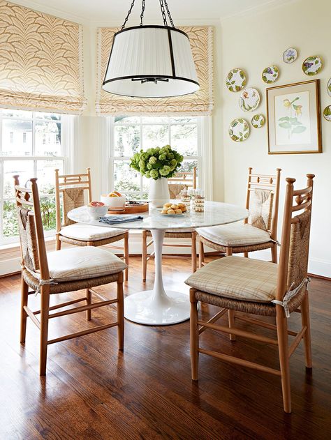 Round Pedestal Breakfast Table, Breakfast Nook Traditional, French Bistro Inspired Dining Room, Marion Kitchen, Minimal Dining Table, Shell Cottage, Kitchen Dining Nook, Minimal Dining, Breakfast Nooks