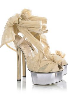 Fendi Lucite Soled Sandals....gasp! Fendi Heels, Lucite Heels, Fendi Shoes, Beige Shoes, Gorgeous Shoes, Fabulous Shoes, Stylish Wedding, Suede Sandals, Shoe Obsession