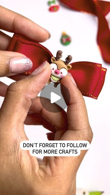 Monica Silva on Instagram: "Christmas Hair Bow Tutorial 🎄 #hairbowtutorial #hairbowdiy #bowtutorial #ribbon #moño #liston #toddlermom" Diy Christmas Hair Bows, Christmas Hair Bows Diy, Hair Bow Tutorial, Hair Clips Diy, Christmas Hair Bows, Bow Tutorial, Toddler Mom, Instagram Christmas, 2023 Christmas