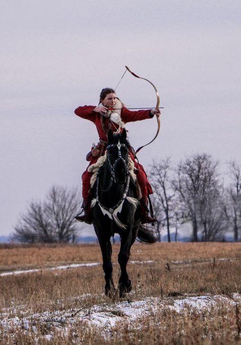 Hungarian horseback archery Archery Aesthetic Female, Horseback Riding Aesthetic, Archery Photography, Horseback Archery, Archery Aesthetic, Horse Archery, Mounted Archery, Archery Girl, Horse Costumes