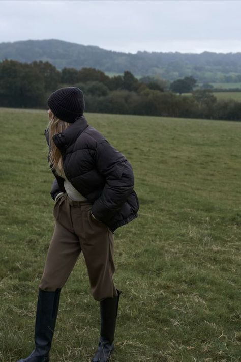 Claire Rose Na-kd, British Countryside Aesthetic Outfits, British Country Fashion, Outfit Campo, Ireland Winter, Walking Outfit Outdoor, Countryside Outfit, Rainboots Outfit, Mode Country