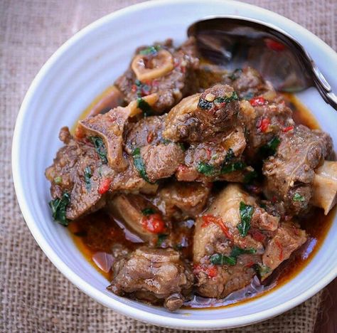 Oxtail pepper soup: Foodace IG Cow Tail, Nigeria Food, African Recipes Nigerian Food, Oxtail Recipes, West African Food, Nigerian Recipes, Africa Food, African Cooking, Haitian Food Recipes