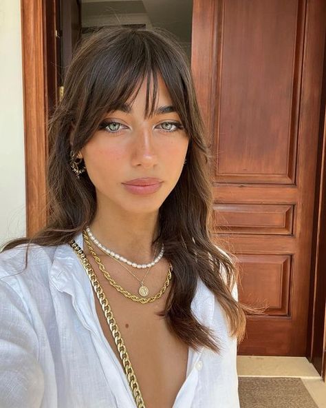 RACHELE SANTORO 🤍 on Instagram: "Just a double tap <3" Double Fringe Haircut, Double Fringe Hair, Dark Hair Bangs, Fringe Haircuts, Double Fringe, Rambut Brunette, Bangs With Medium Hair, Gorgeous Hair Color, Blonde Hair Looks