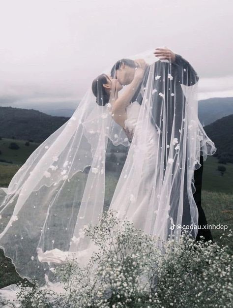 Xiaohongshu Couple, Marriage Inspiration, Marriage Couple, Couple Poses Reference, Pre Wedding Poses, Korean Wedding, Pretty Wedding Dresses, Modern Romance, Prewedding Photography