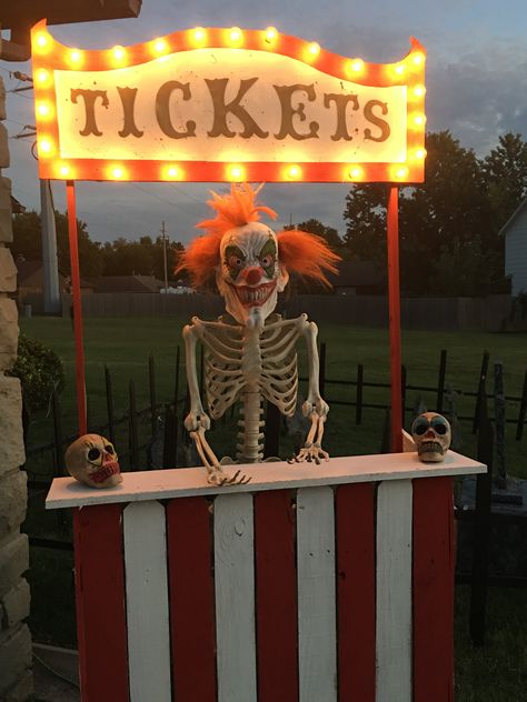 Clown Themed Halloween Decor, Clown Halloween Outdoor Decorations, Clown Halloween Party Ideas, Creepy Clown Halloween Decorations, Spooky Carnival Decorations, Halloween Carnival Booth Ideas, Creepy Clown Decorations, Carnevil Games, Haunted Carnival Decorations