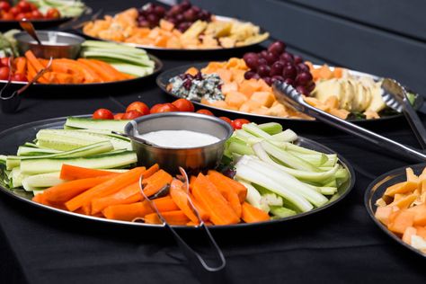 5 Specialty Diets to Keep in Mind When Planning an Event Food Event Ideas, Party Wings Recipe, Costco Party Platters, Costco Party, Meat Cheese Platters, Summer Potluck Recipes, Healthy Potluck, Super Bowl Food Healthy, Healthy Party Snacks