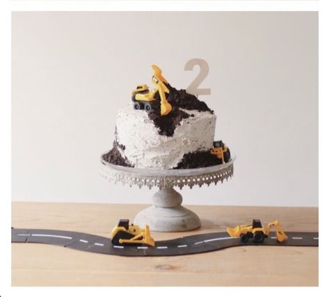 White Construction Cake, Digger Cake Construction Birthday, Simple Construction Cake, Construction Smash Cake, Construction Theme Birthday Cake, Patisserie Recipe, Digger Birthday Cake, Construction Theme Cake, Eco Friendly Birthday Party