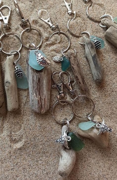 Driftwood Keychain Ideas, Driftwood Keychain, Driftwood Jewelry Holder, Sea Glass Keychain, Seashell Art Diy, Driftwood Diy, Driftwood Art Diy, Driftwood Jewelry, Driftwood Projects