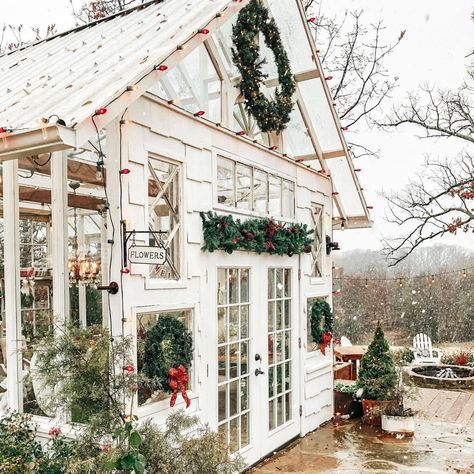 Christmas Greenhouse, Shed Exterior Ideas, Small Stone Cottage, Greenhouse Pictures, Cottage Backyard, Christmas Home Decorations, Winter Greenhouse, Greenhouse Shed, Backyard Greenhouse