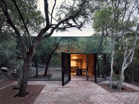 Completed in 2016 in San Pedro Garza García, Mexico. Images by Rory Gardiner. The site of Los Terrenos is nearby Casa Ventura is located in a residential zone adjacent to the southwest side of Monterrey, it’s a highland... Crazy Architecture, House Of Mirrors, Modern Glass House, Glass House Design, Forest Retreat, Plant Installation, Lush Forest, Mirror House, Mexican Home