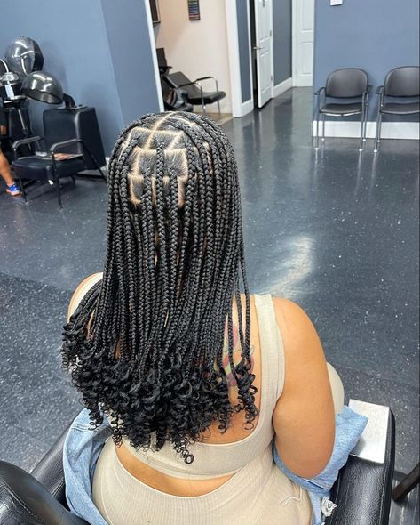 Braid Ideas With Curls At The End, Short Knotless Box Braids With Curls Hairstyles, Hoco Hairstyles Box Braids, Mid Back Box Braids With Curly Ends, Braids With Curls At The End Medium, Braided Hairstyles For Black Women Medium, Medium Length Hair Styles Black Women Braids, Short Box Braids Medium, Short Medium Braids With Curls