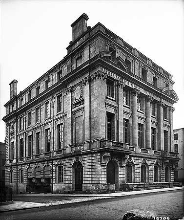 Sunderland House | London, England. A town house built for the Duke & Duchess of Marlborough with funds from her father William K. Vanderbilt. It became Consuelo's primary residence following her separation from the Duke and until their divorce. Consuelo Vanderbilt, American Mansions, Vanderbilt Mansions, London Houses, Blenheim Palace, English Heritage, Old London, Great House, House Built