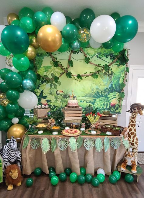 Jungle Theme Birthday Party, Jungle Thema, Baby Shower Safari Theme, Jungle Theme Birthday, Jungle Safari Party, Wild One Birthday Party, First Birthday Party Decorations, Safari Birthday Party, Jungle Birthday