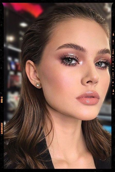 Makeup Looks For Evening Party, Graduation Party Makeup Ideas, Bride Makeup Colorful, Simple Christmas Glam Makeup, Simple Evening Makeup Looks, Holiday Wedding Makeup, Makeup Ideas For Graduation Pictures, Evening Makeup Ideas, Makeup For Evening Event