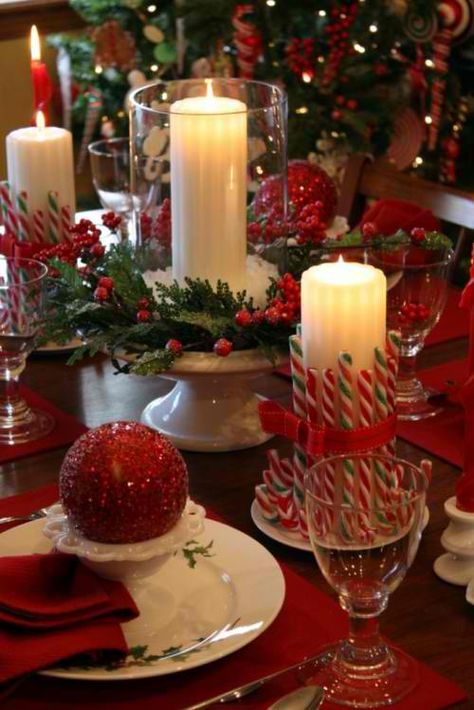 Christmas Table Decorations Diy, Diy Christmas Table, Christmas Table Setting, Inexpensive Christmas, Table Centerpiece Decorations, Christmas Dining Room, Christmas Table Centerpieces, Christmas Centerpieces Diy, Rustic Holiday