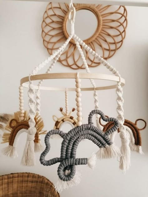 Macrame Baby Room, Mobile Safari, Simpul Makrame, Pola Macrame, Macrame Baby, Diy Baby Mobile, Kids Deco, Diy Mobile, Macrame Patterns Tutorials