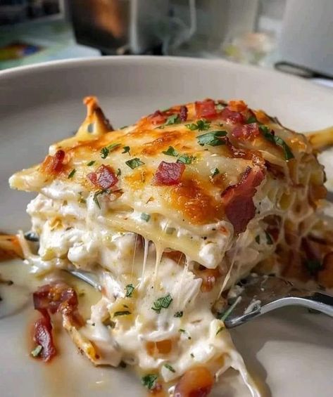 Cracked Chicken Lasagna, Chicken Bacon Ranch Lasagna Roll Ups, Mexican Lasagna Recipe Chicken, Lasagna Carbonara, Chicken Lasagna Recipe Easy, Best Lasagna Recipe Ever, Lasagna With Chicken, Turkey Lasagna Recipe, Chicken Cordon Bleu Lasagna