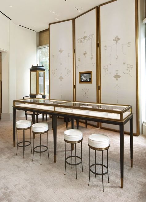 Harry Winston’s Shanghai Boutique | Architectural Digest Jewelry Store Interior, Jewelry Store Design, Jewellery Shop Design, Boutique Interior Design, Showroom Interior Design, Jewellery Showroom, Store Interiors, Harry Winston, Boutique Interior