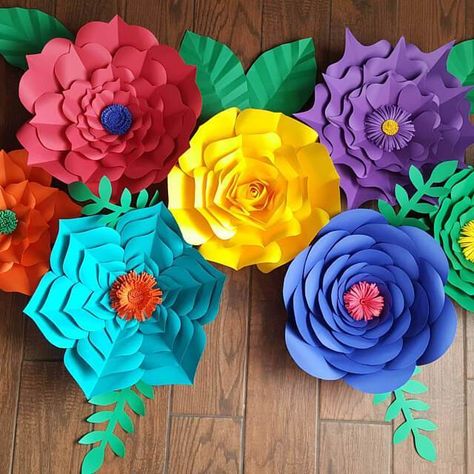 Free Flower Template: How to Make Large Paper Flowers Diy Flower Template, Big Paper Flowers, Giant Paper Flowers Template, Fleurs Diy, Folding Origami, Paper Flower Wall Decor, Large Paper Flowers, Colorful Paper, Paper Flower Crafts