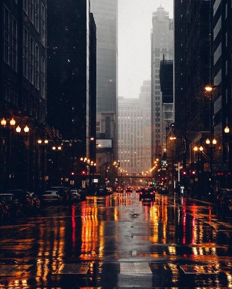 City Lights Rain, Rain In City, City Iphone Wallpaper, Dark Academia Aesthetic Wallpaper, City Rain, City Streets Photography, Travel Destinations Photography, Simple Canvas Paintings, Dark City