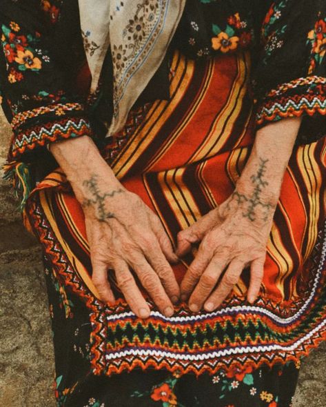 Amazigh Aesthetic, North African Women, Arab Core, Morocco Aesthetic, African Tattoo, Arabic Henna Designs, Moroccan Art, Arabian Beauty, Arab Beauty