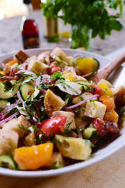 Panzanella! One of my all-time summer favorites. (Of course it is. It has bread in it. Hello!) Salad Coleslaw, Panzanella Recipe, Pioneer Women Cooks, Panzanella Salad, Bread Salad, Pioneer Woman Recipes, Ree Drummond, The Pioneer Woman, Idee Pasto Sano