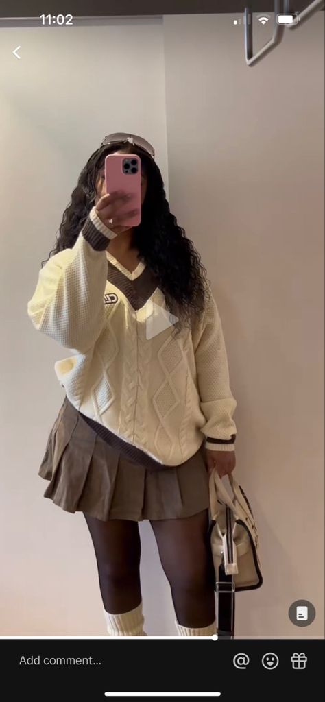 Brown Mini Skirt Outfit Black Women, Khaki Skirt Outfit Winter, Paris Outfit Black Women, Thanksgiving Inspo Outfits, Cardigan And Skirt Outfit Black Women, Paris Outfits Black Women, Winter Outfit With Skirt, Brown Tennis Skirt Outfit, Short Skirt Outfits Winter