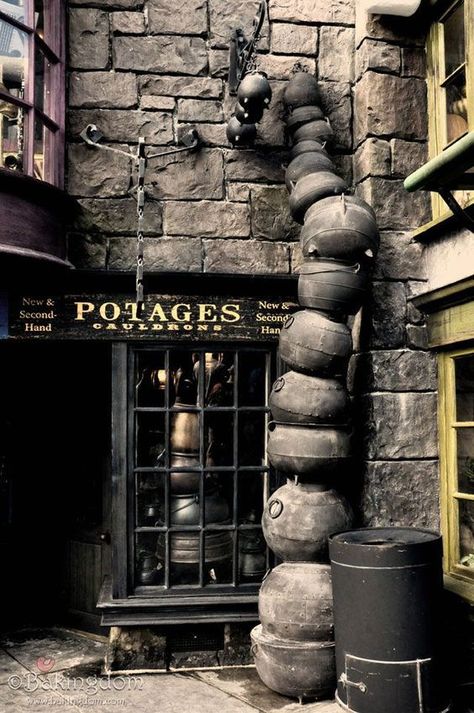 Harry Potter Photo Wall, Harry Potter Theme Park, Stile Harry Potter, Harry Potter Wall, The Wizarding World Of Harry Potter, Theme Harry Potter, Harry Potter Halloween, Images Harry Potter, Hogwarts Aesthetic