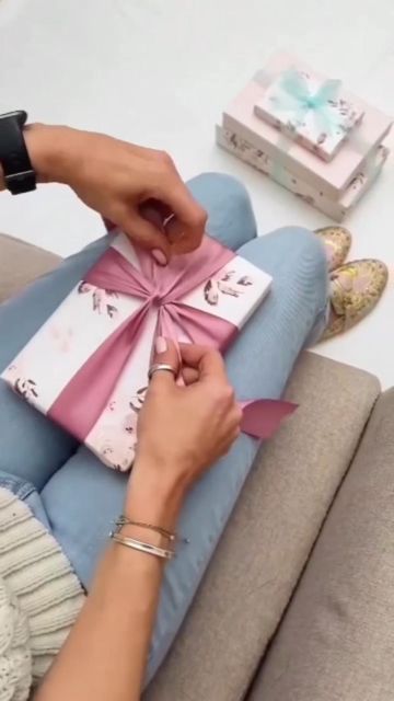 Gift Wrapping Techniques, Creative Gift Wraps, Gift Wrapping Inspiration, How To Wrap, Gifts Wrapping Diy, Seni Dan Kraf, Simple Gift Wrapping, Creative Gift Wrapping, Diy Gift Wrapping