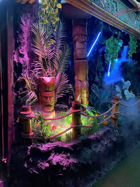 Hawaiian Tiki Bar Ideas, Tiki Lounge Decor, Tiki Screened Porch, Tiki Patio Ideas Backyards, Tiki Decor Outdoor, Tiki Hut Decor, Backyard Tiki Ideas, Diy Tiki Bar Cheap, Outdoor Tiki Bar Ideas Backyards