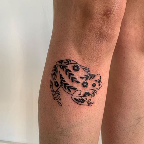 Nature Tattoo Sleeve, Frog Tattoo, Funky Tattoos, Dragon Tattoo For Women, Bug Tattoo, Frog Tattoos, Hand Poked Tattoo, Tattoos For Daughters, Flower Tattoo Designs