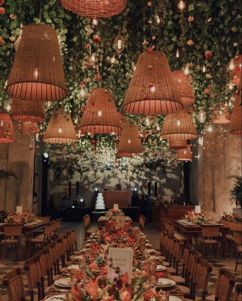 Lights Ceiling Wedding, Turkish Wedding Decor, Floral Ceiling Wedding, Taurus Wedding, Bougie Wedding, European Wedding Aesthetic, Filipiniana Wedding Theme, Floral Ceiling, Marquee Decoration