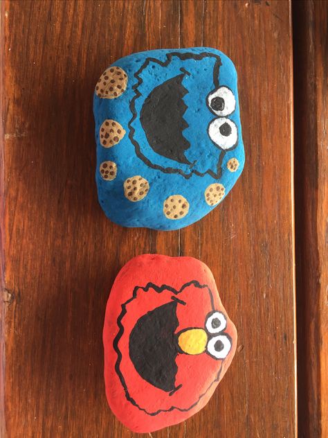 Cookie Monster and Elmo rock Cookie Monster Arts And Crafts, How To Draw Cookie Monster, Cookie Monster Drawing Easy, Draw Cookie Monster, Cookie Monster Rock Painting, Cookie Monster And Elmo, Monster Rocks, Rock Animals, 2nd Birthday Boys