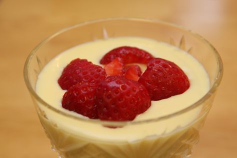 Copycat Ruth’s Chris Sweet Vanilla Cream with Berries | My absolute favorite dessert... It beats any chocolate dessert Berries And Cream Recipe, Pressure Cooker Eggs, Pressure Cooker Desserts, Ip Recipes, Ruth Chris, British Desserts, Electric Pressure Cooker Recipes, Egg Custard, Custard Recipes