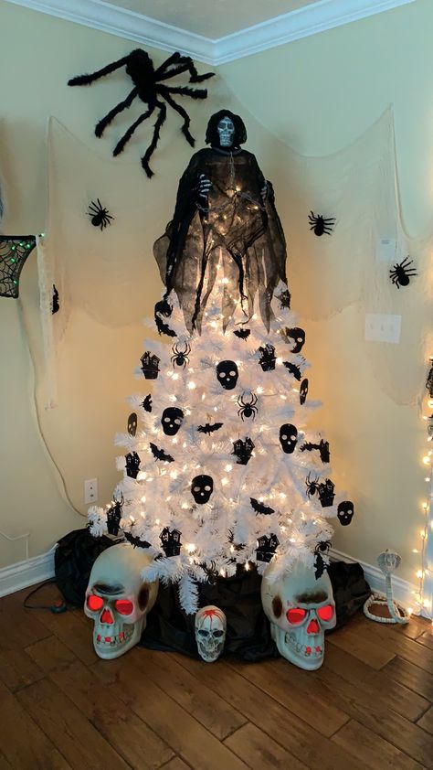 White Halloween Tree, Creepmas Tree, Halloween Carnevil, Christmas Tree Halloween, Halloween Christmas Tree, Zombie Halloween Costumes, Christmas Bows Diy, Spooky Christmas, Scary Christmas