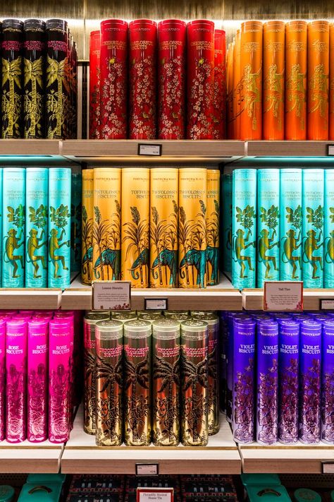 Luxury Biscuits, English Biscuits, Spices Packaging, Fortnum Mason, Bakery Packaging, Cookies N Cream Cookies, Fortnum And Mason, Coffee Shop Design, Chocolate Packaging