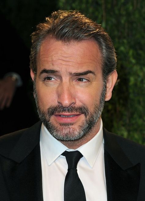 Jean Dujardin <3 ♡ ❤ Graydon Carter, Jean Dujardin, Romantic Novel, Cool Hairstyles For Men, Vanity Fair Oscar Party, Male Portrait, Most Beautiful Man, Hollywood Stars, Celebrities Male