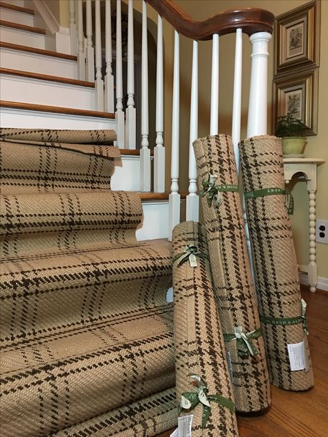 Hallway Carpet Ideas, Entryway Floors, Beige Carpet Bedroom, Plaid Carpet, Entryway Flooring, Entry Stairs, Stair Carpet, Hallway Carpet Runners, Carpet Ideas