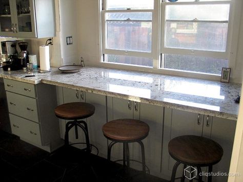 breakfast bar facing windows...with storage | Country Kitchen ... Kitchen Window Bar, Bar Window, Window Storage, Breakfast Bar Table, Window Bars, Comfortable Kitchen, Shaker Kitchen Cabinets, Breakfast Bar Kitchen, Ideas Para Organizar