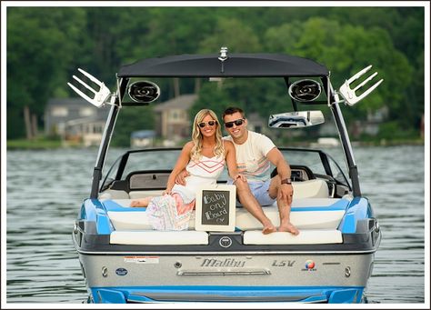 Dogs On Boats, Creative Baby Announcements, Photography Ideas Creative, Dog Baby Announcement, Creative Pregnancy Announcement, Baby Announcement Pictures, Pregnancy Announcement Photos, Baby Announcement Photos, Pregnancy Announcements